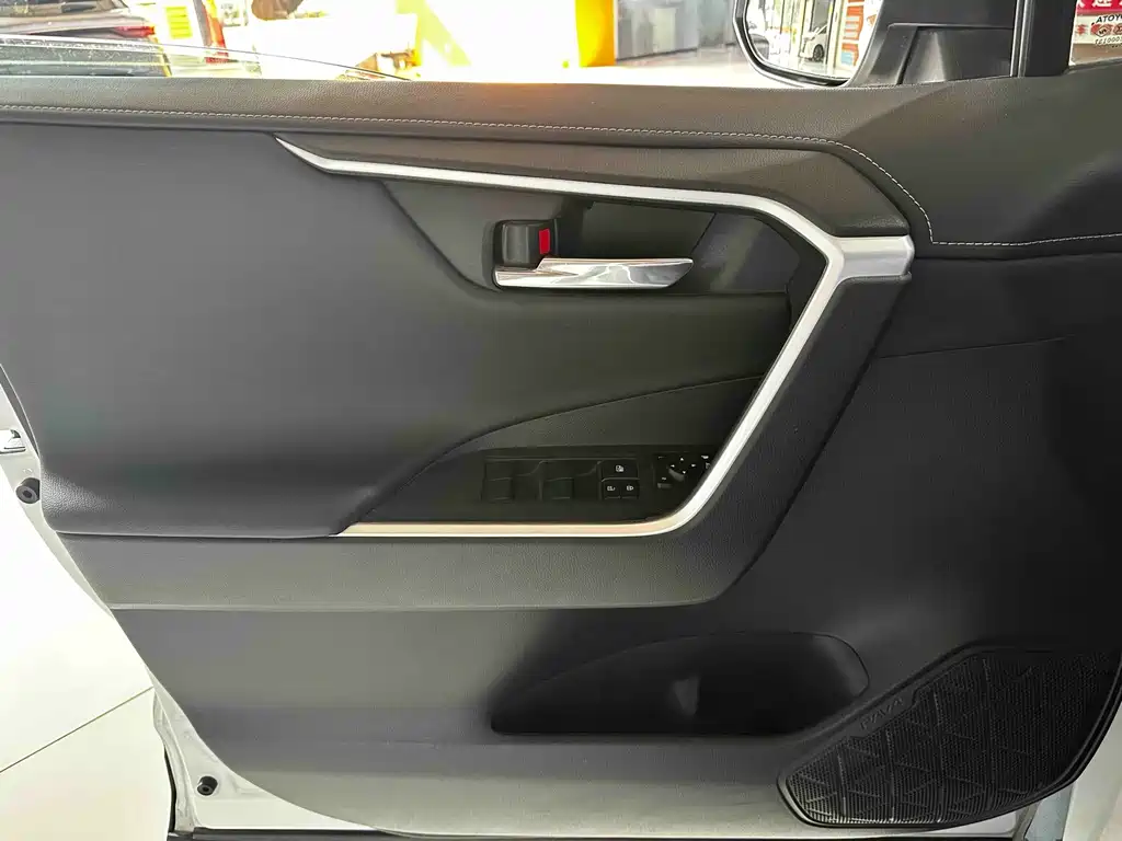 Toyota RAV4 — миниатюра 8