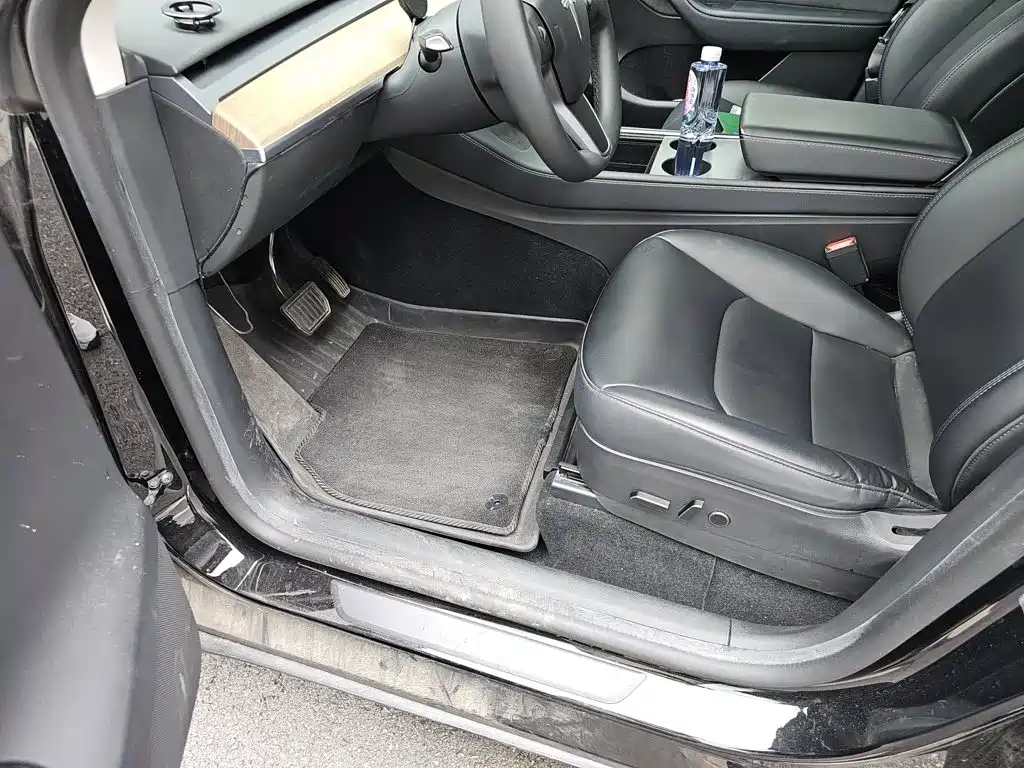 Tesla Model Y — миниатюра 12