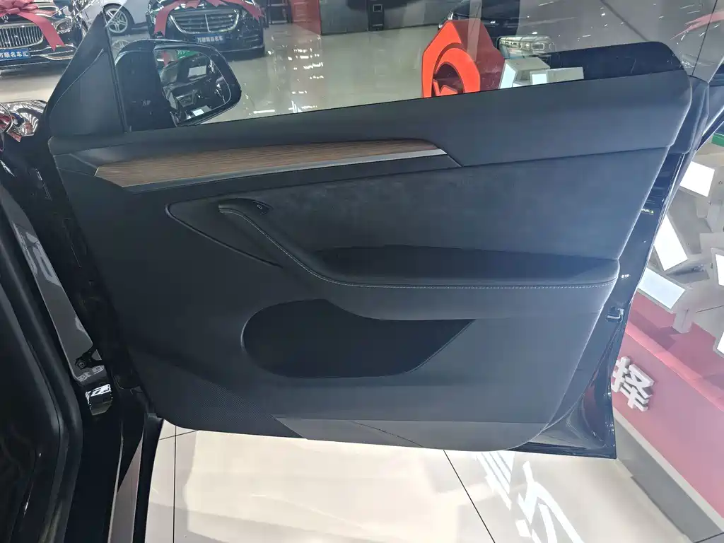 Tesla Model Y — миниатюра 16