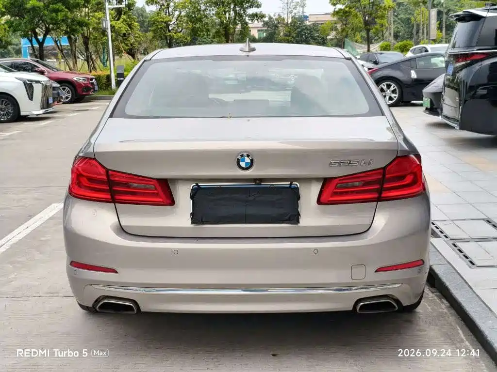 BMW 5 Series — миниатюра 8