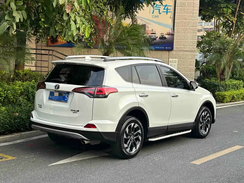 Toyota RAV4 — миниатюра 8