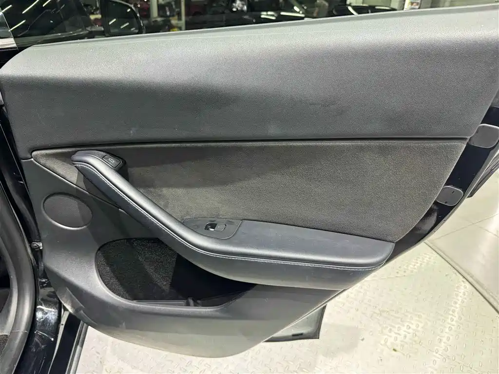 Tesla Model Y — миниатюра 24