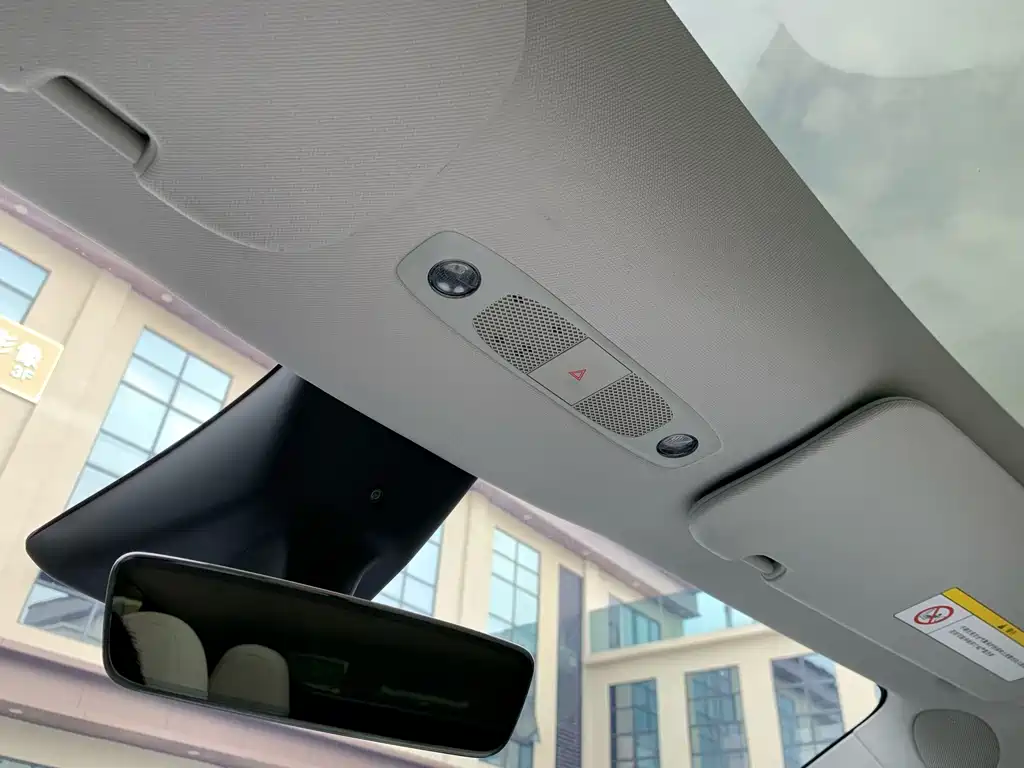 Tesla Model Y — миниатюра 26