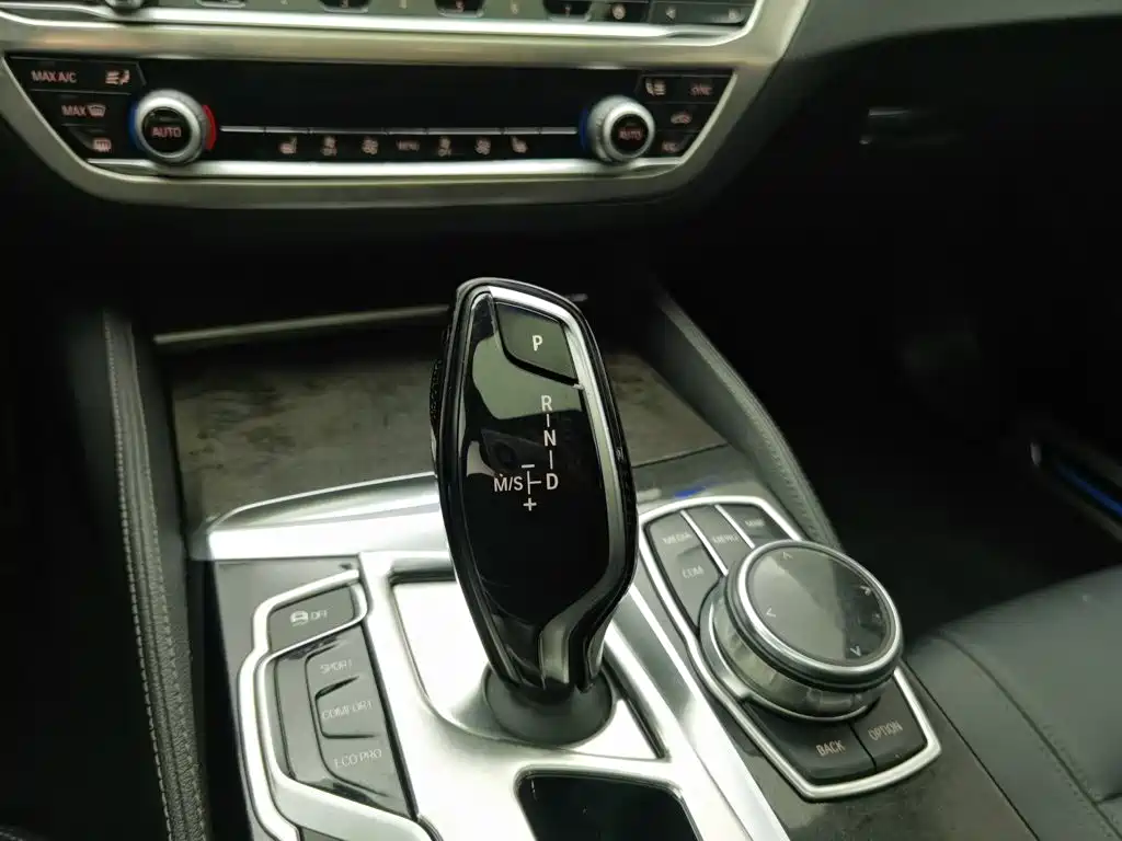 BMW 5 Series — миниатюра 13