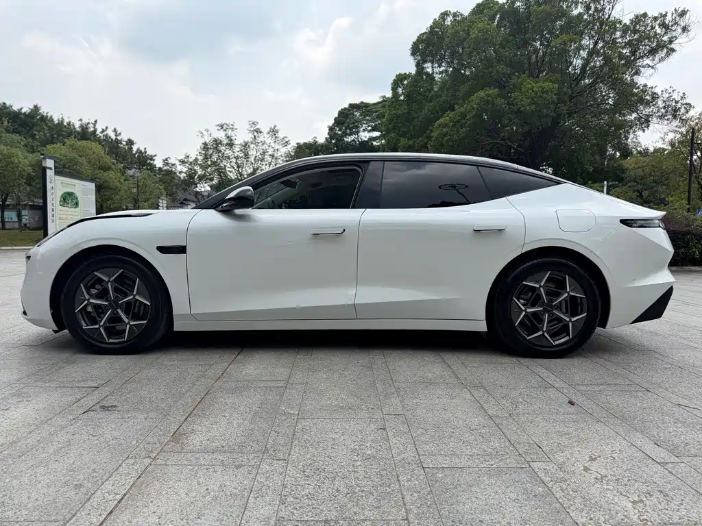 Lynk & Co 10 — миниатюра 7