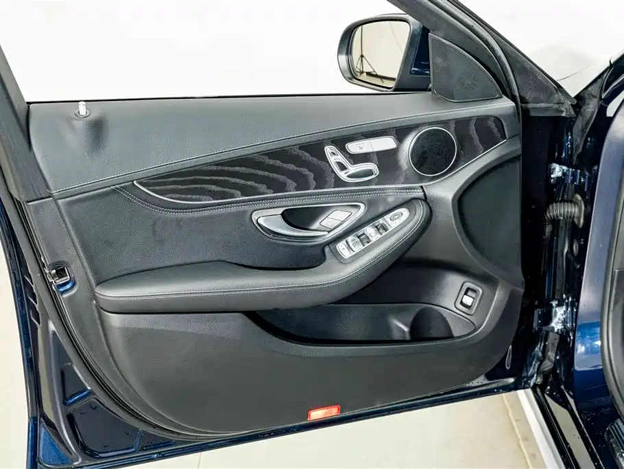 Mercedes-Benz C-Class — миниатюра 16