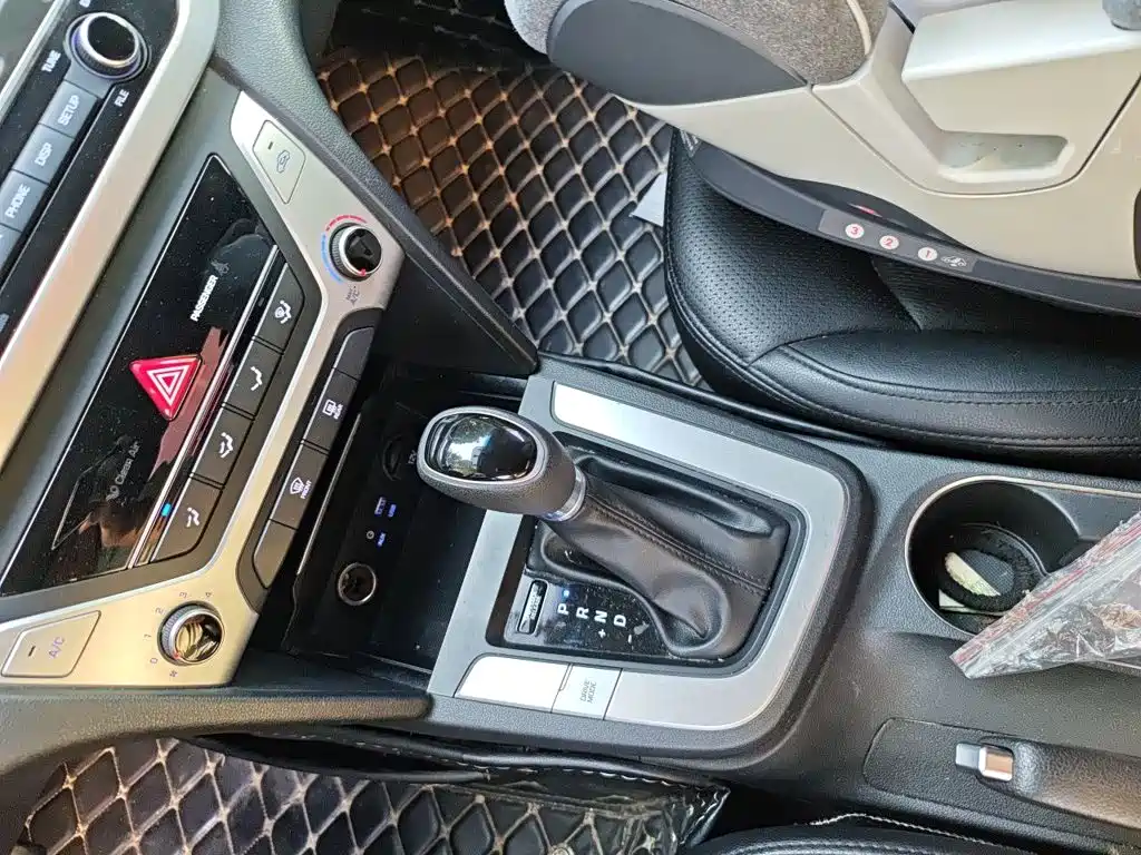 Hyundai Elantra — миниатюра 7