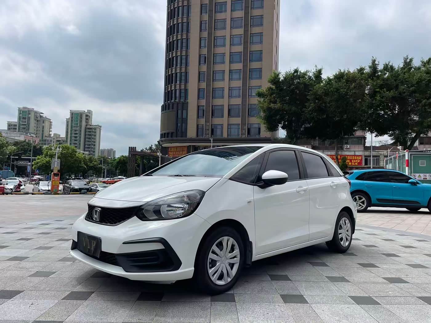 Honda Fit 1.5 л 2022 г. Белый, пробег 16000 км
