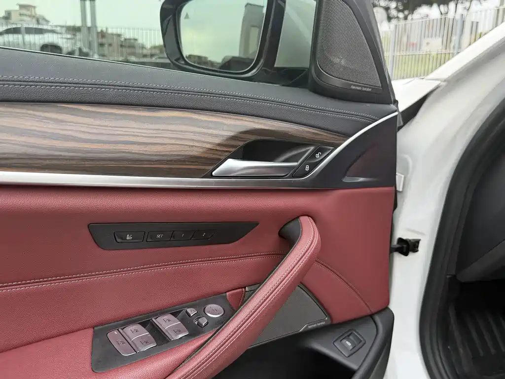 BMW 5 Series — миниатюра 7