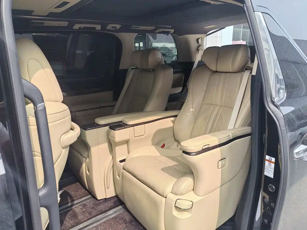 Toyota Alphard — миниатюра 10