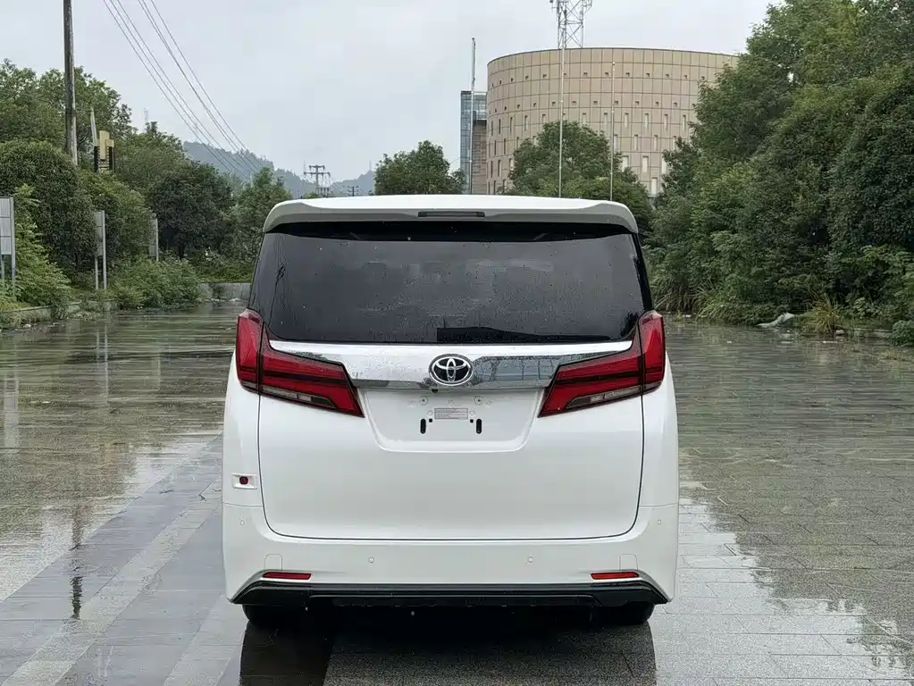 Toyota Alphard — миниатюра 7
