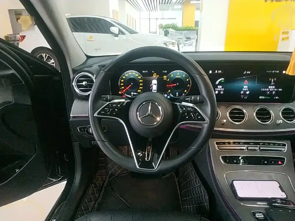 Mercedes-Benz E-Class — миниатюра 11