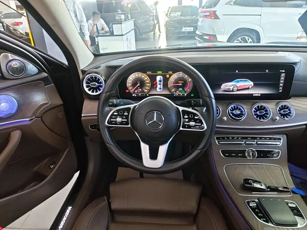 Mercedes-Benz E-Class — миниатюра 11
