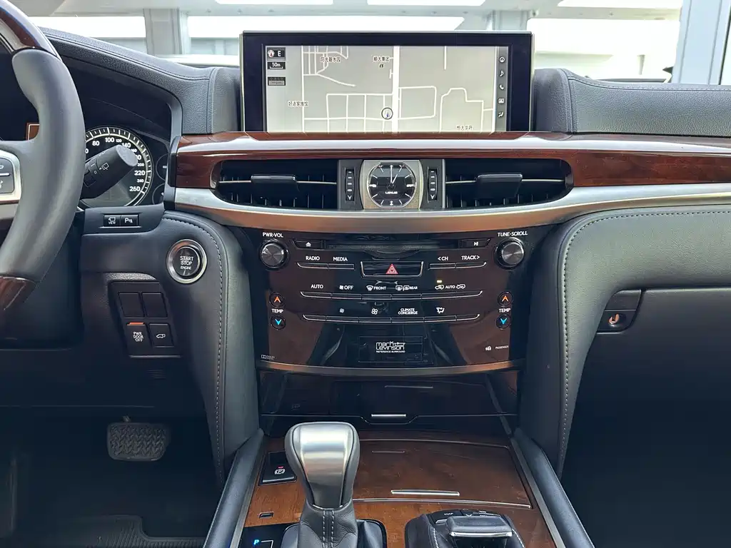 Lexus LX 570 Dynamic Luxury Edition, фото 16