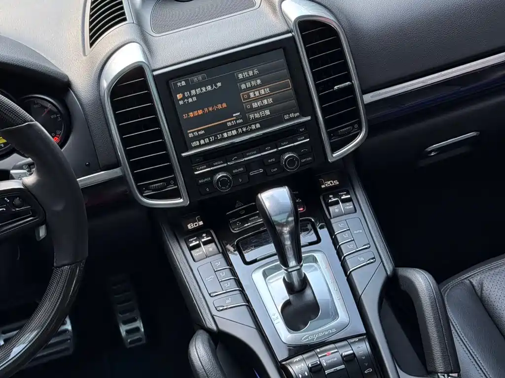 Porsche Cayenne — миниатюра 12
