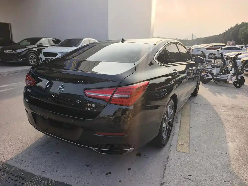 Hongqi Hongqi H5 — миниатюра 10