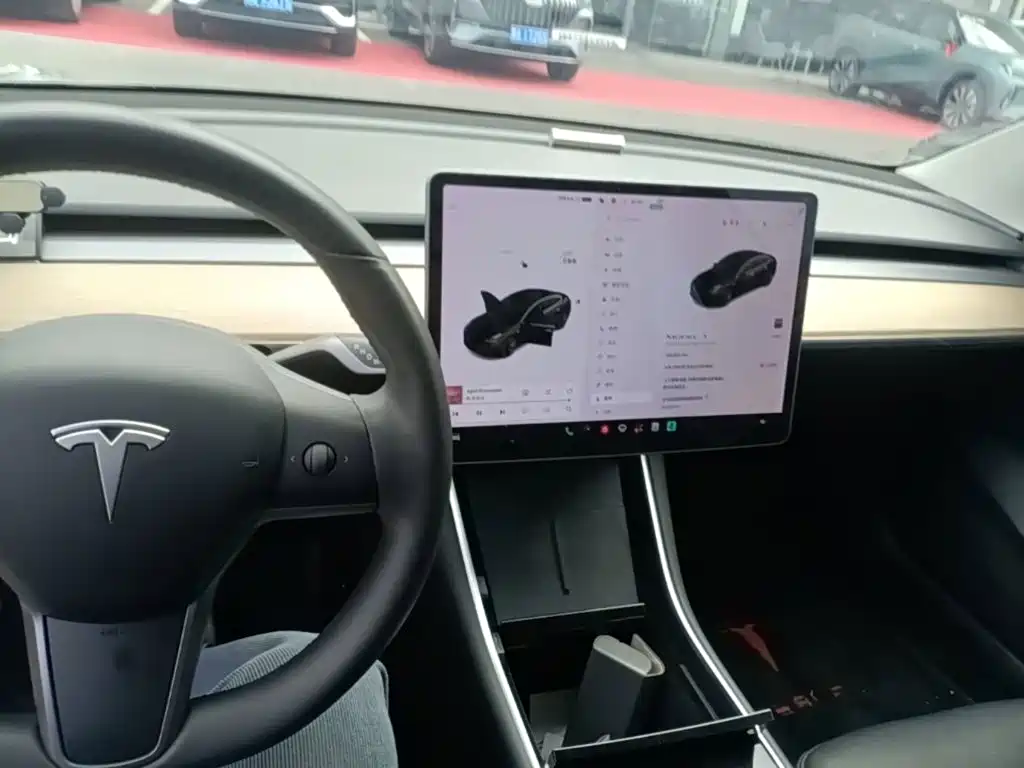 Tesla Model 3 — миниатюра 10