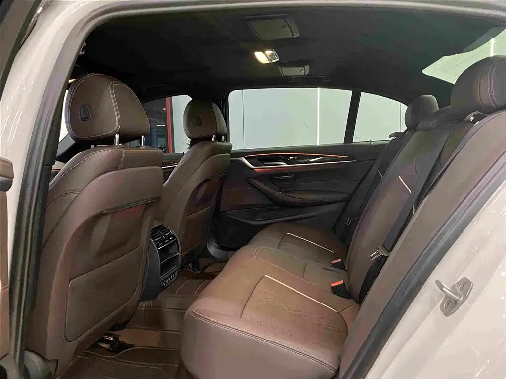 BMW 5 Series — миниатюра 7