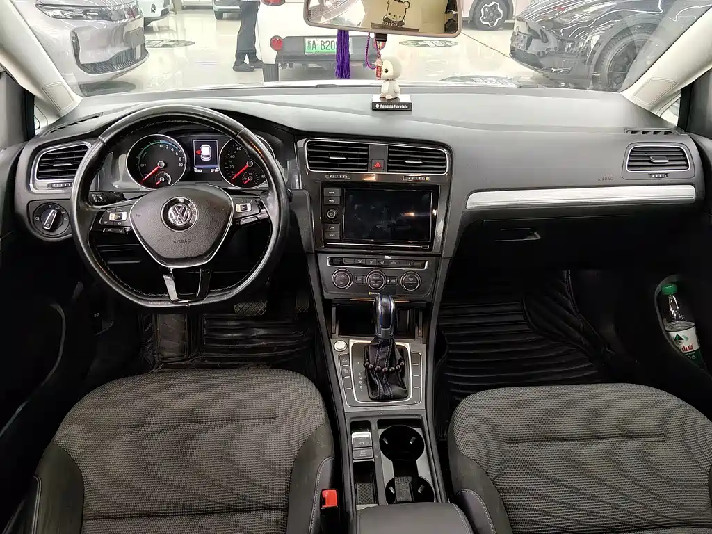 Volkswagen Golf EV — миниатюра 15
