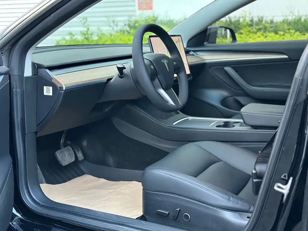 Tesla Model 3 — миниатюра 10