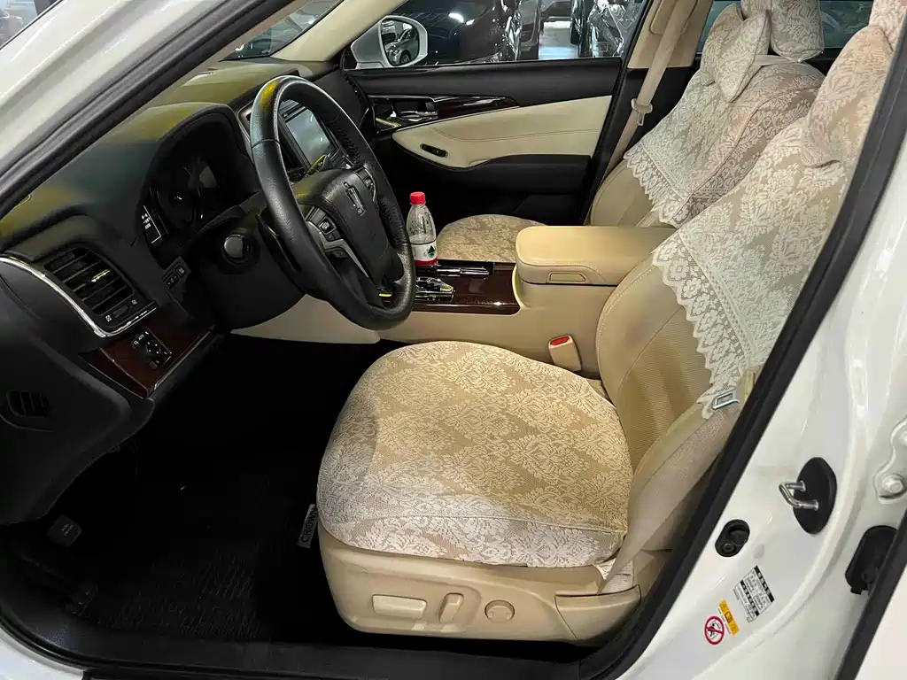 Toyota Crown — миниатюра 5