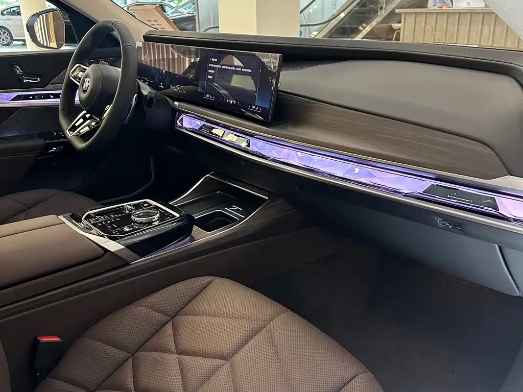 BMW 7 Series — миниатюра 7