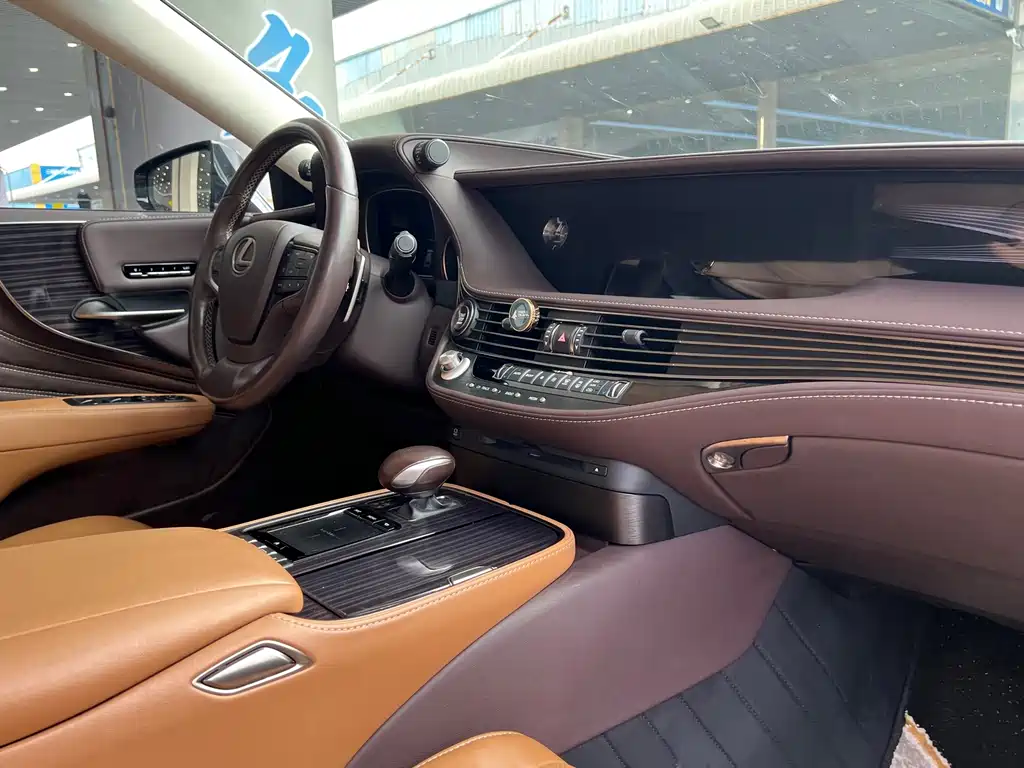 Lexus LS — миниатюра 11