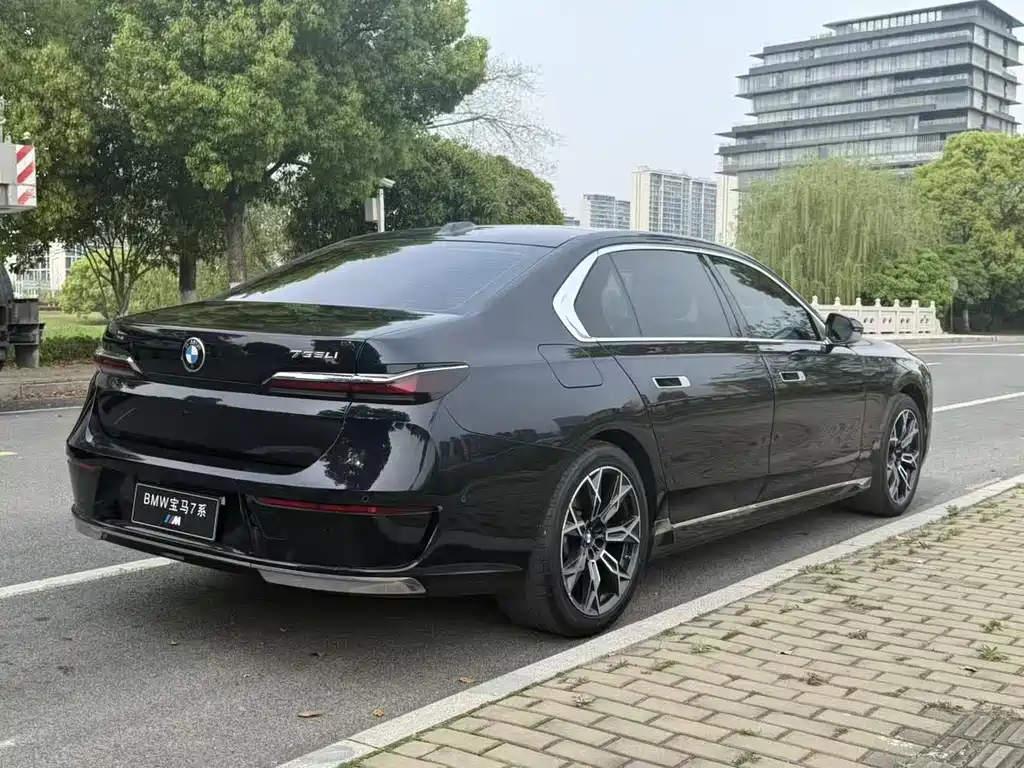 BMW 7 Series — миниатюра 7