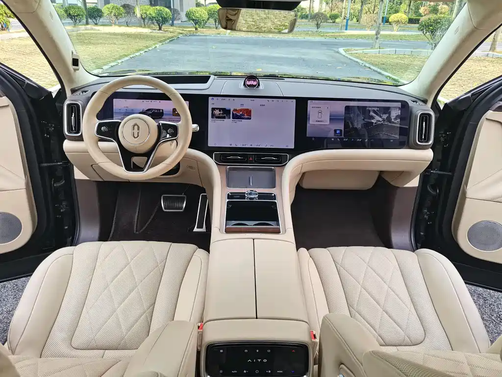 AITO ASK THE WORLD M9