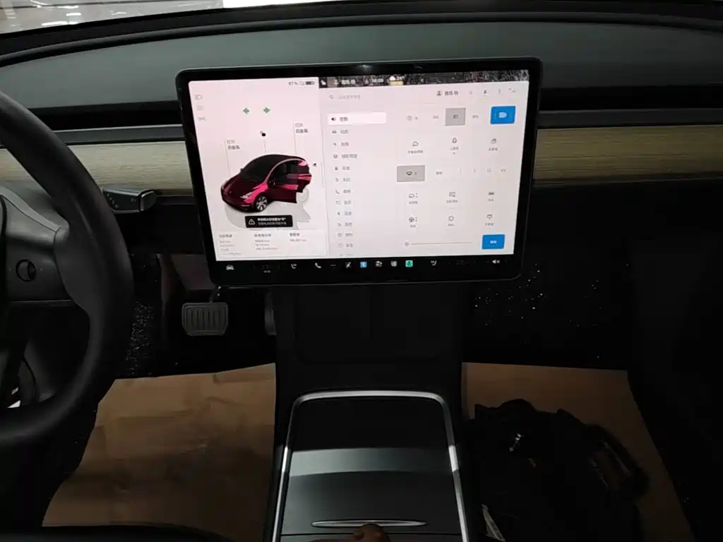 Tesla Model Y — миниатюра 13