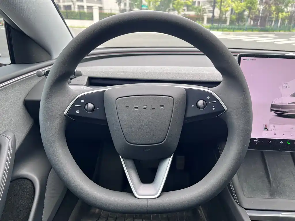 Tesla Model 3 — миниатюра 12