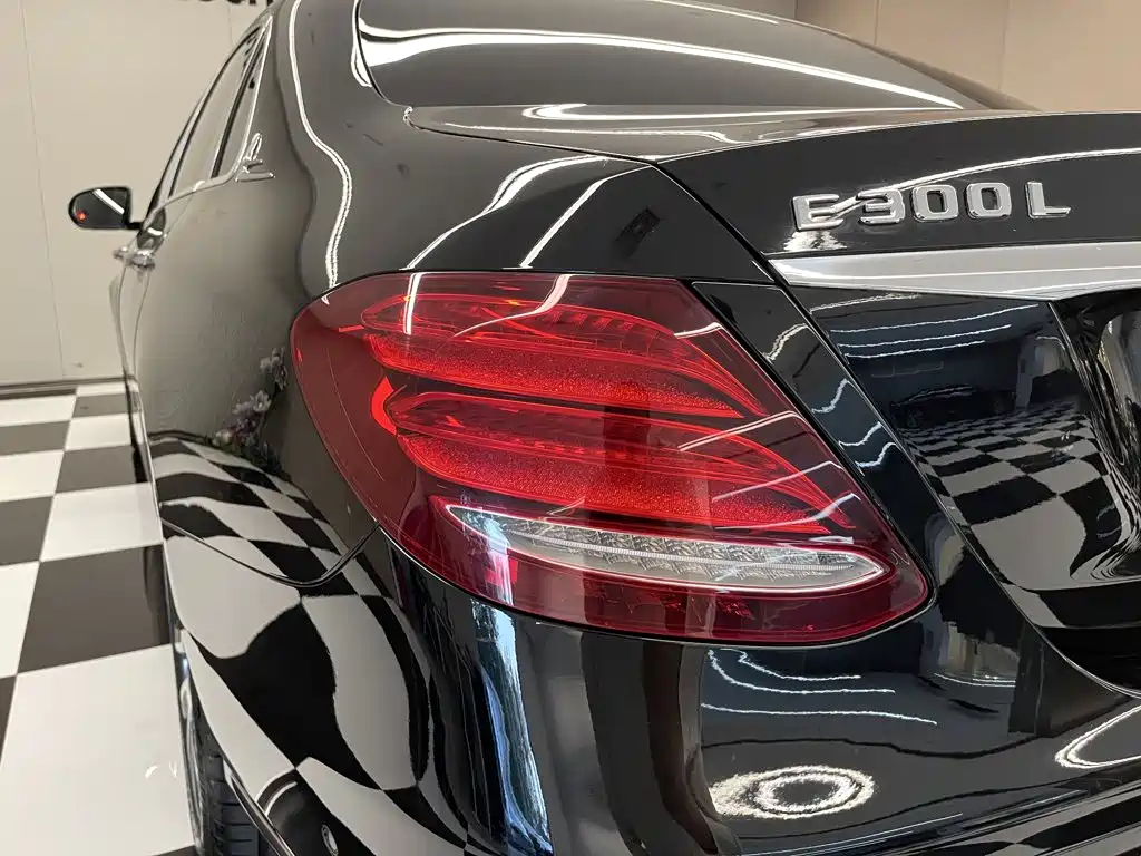 Mercedes-Benz E-Class — миниатюра 9