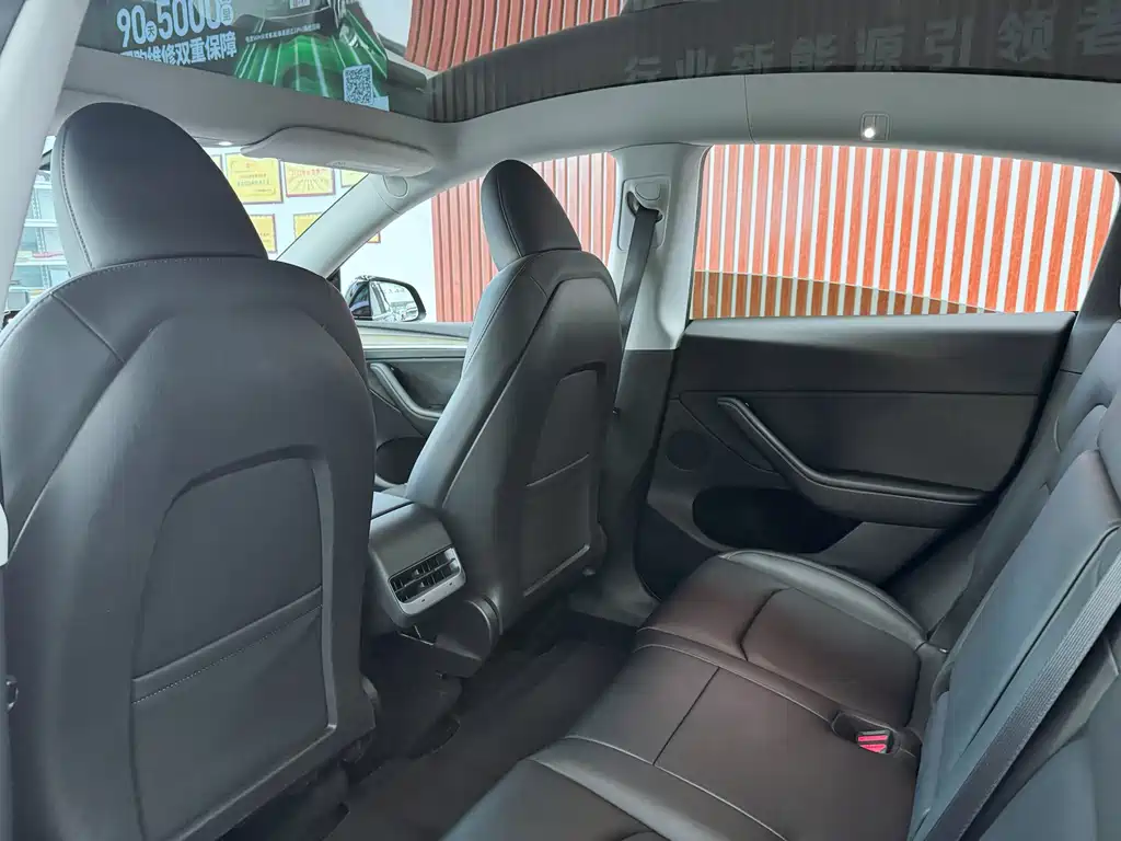 Tesla Model Y — миниатюра 9
