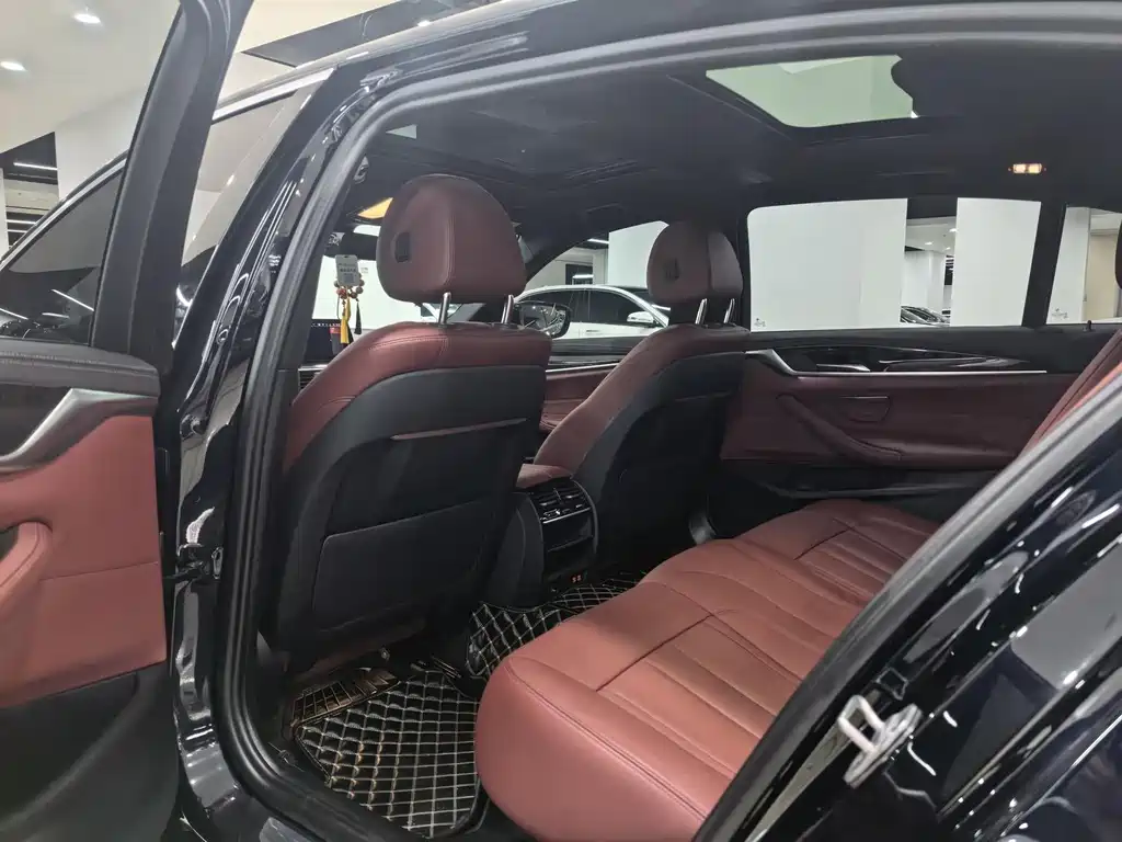 BMW 5 Series — миниатюра 8