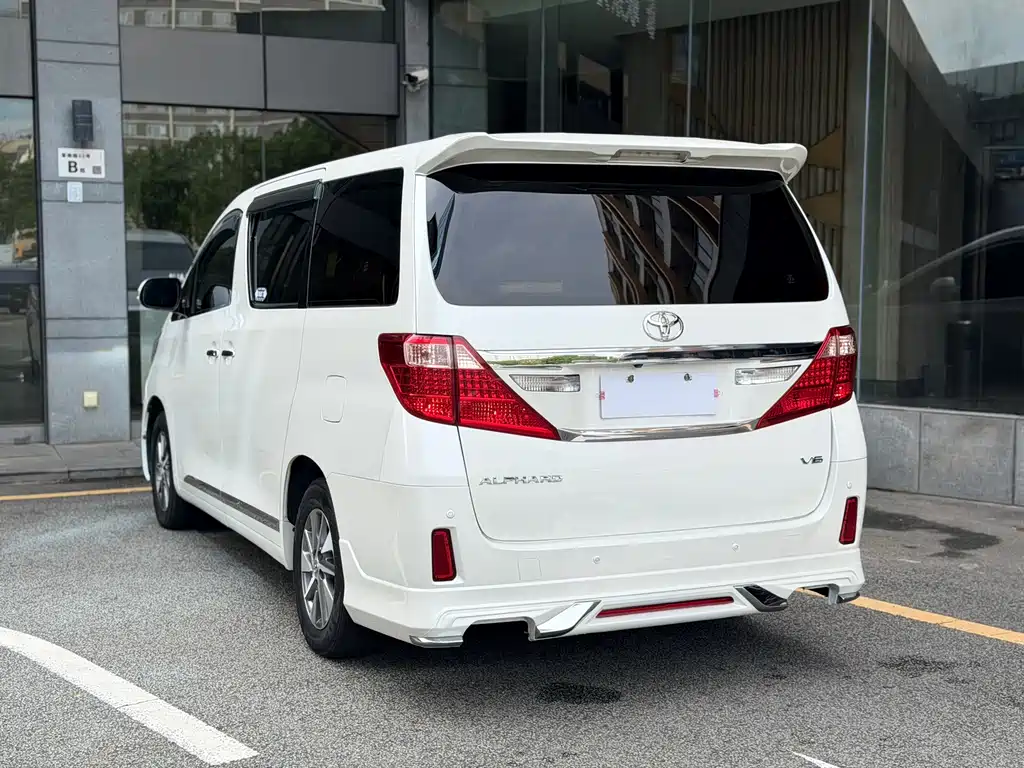 Toyota Alphard — миниатюра 21