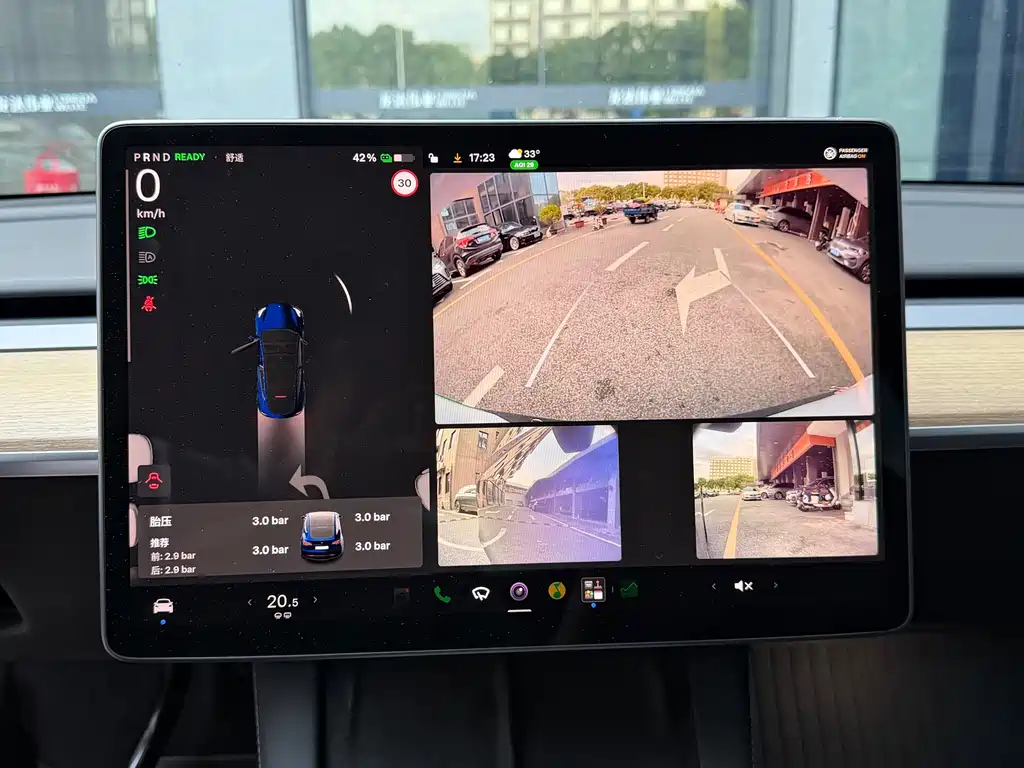 Tesla Model Y — миниатюра 5