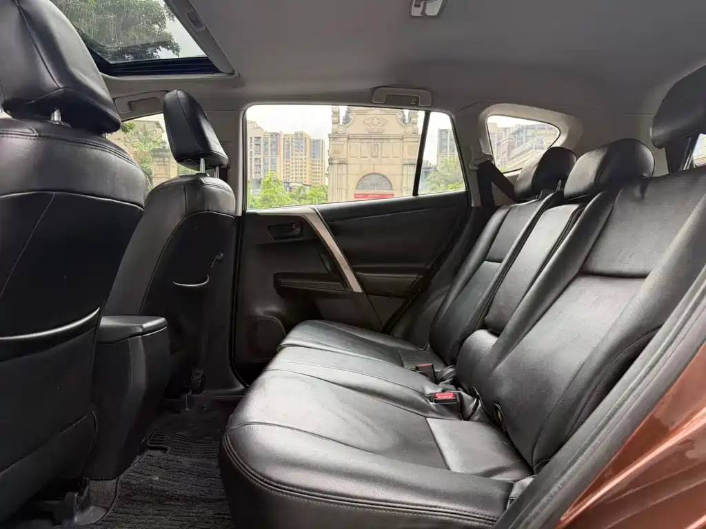 Toyota RAV4 — миниатюра 10