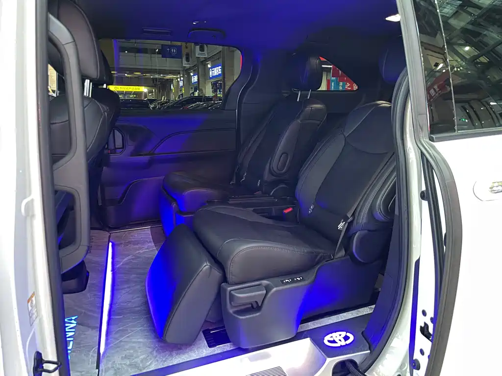 Toyota Sienna — миниатюра 12