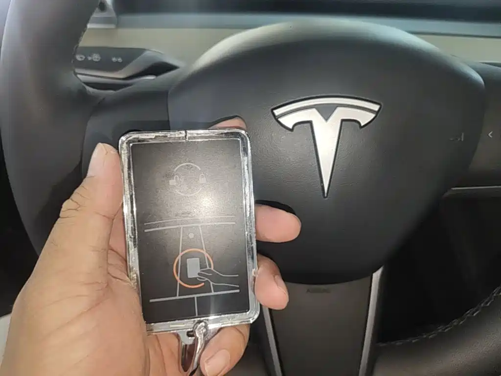 Tesla Model Y — миниатюра 9