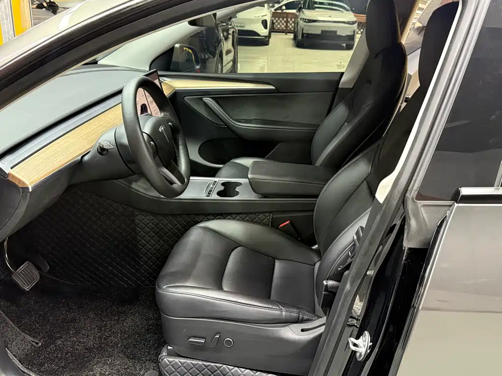 Tesla Model Y — миниатюра 15
