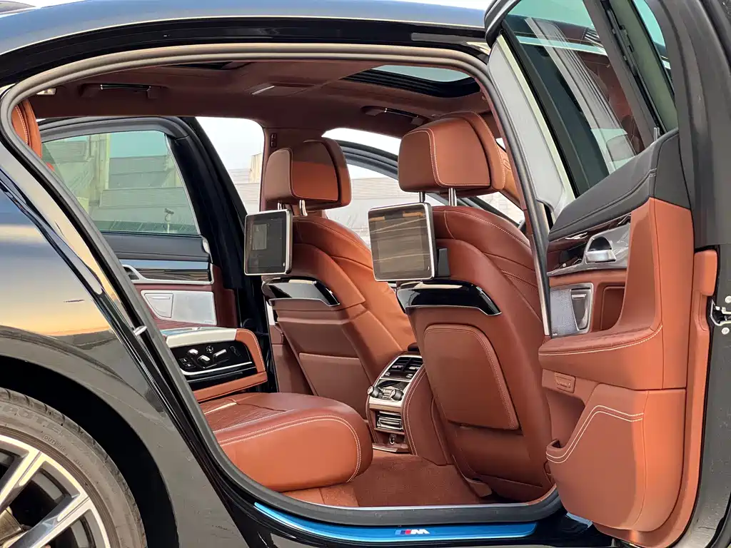 BMW 7 Series — миниатюра 7