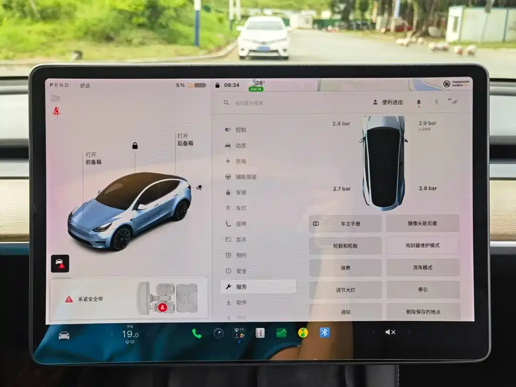 Tesla Model Y — миниатюра 20
