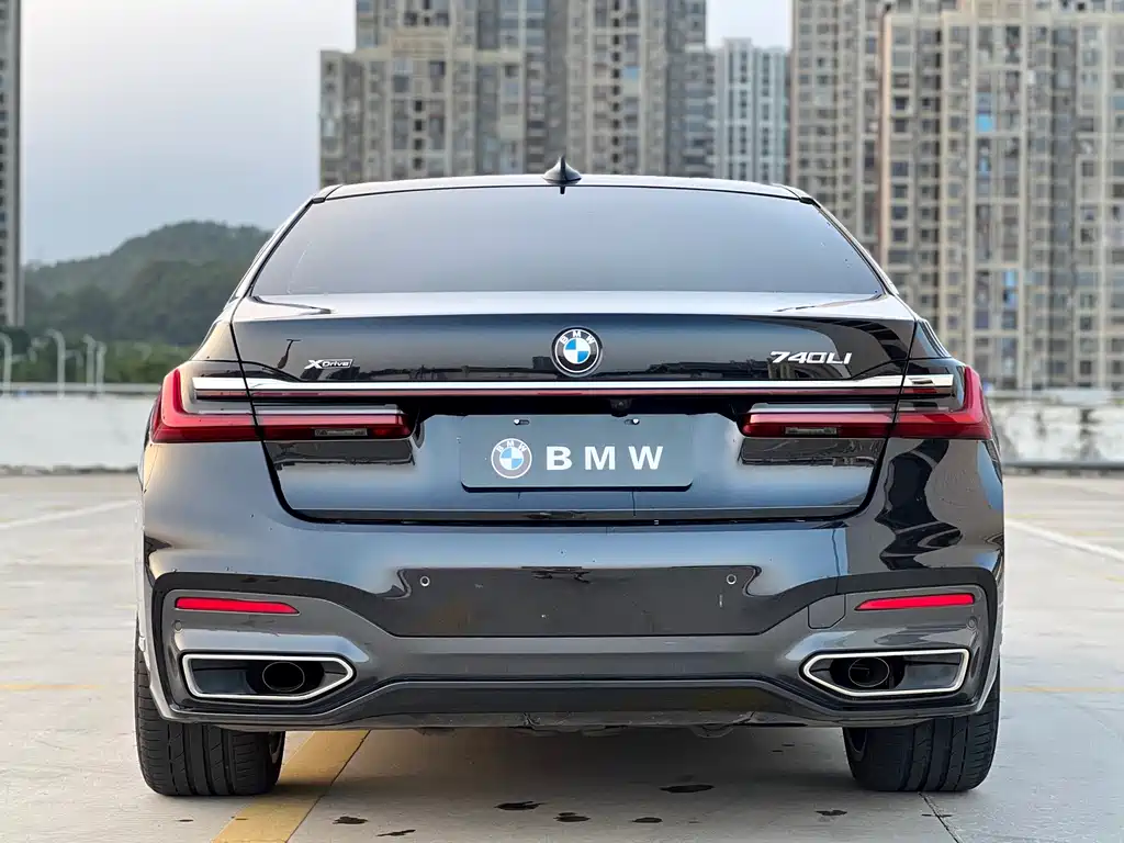 BMW 7 Series — миниатюра 11