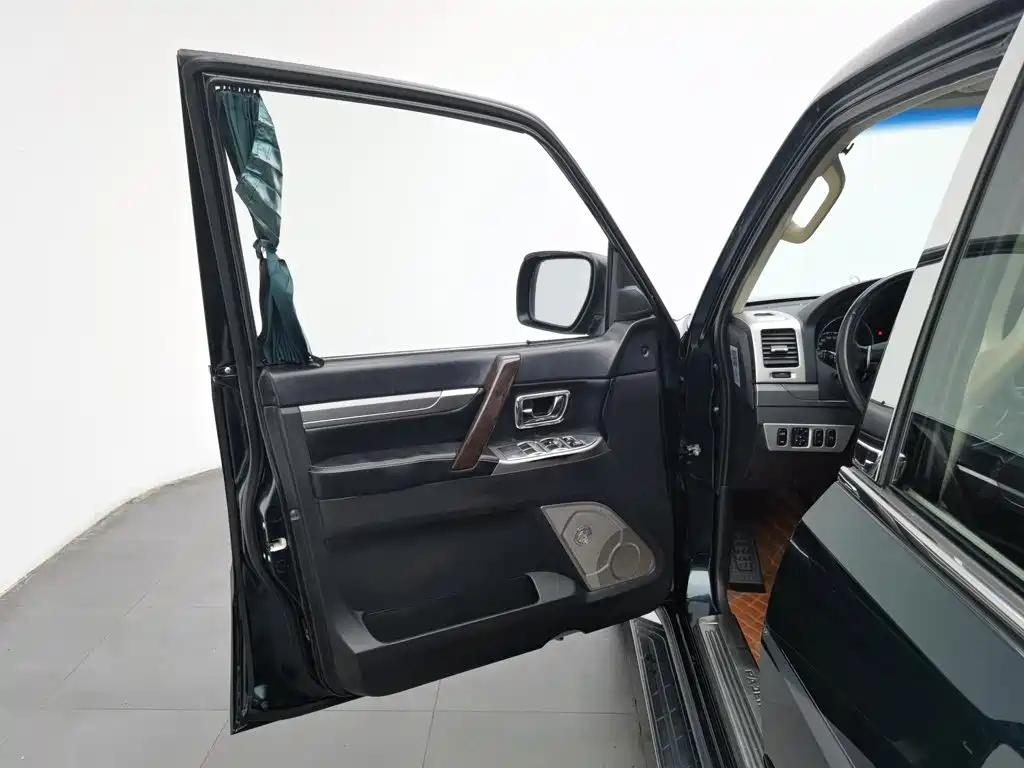 Mitsubishi Pajero (Import) — миниатюра 8