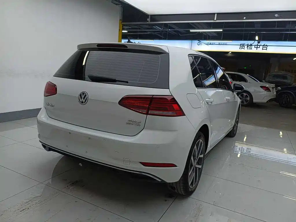 VOLKSWAGEN GOLF