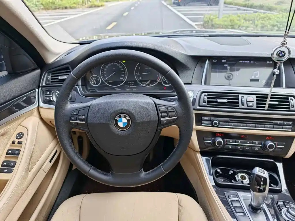 BMW 5 Series — миниатюра 9