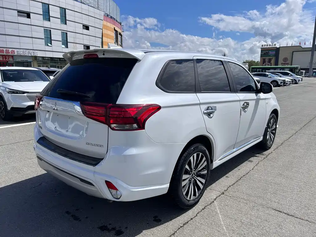 Mitsubishi Outlander — миниатюра 10
