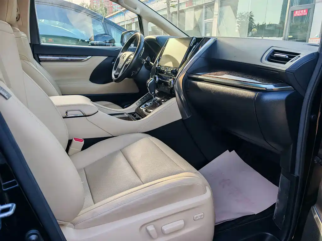Toyota Alphard — миниатюра 9