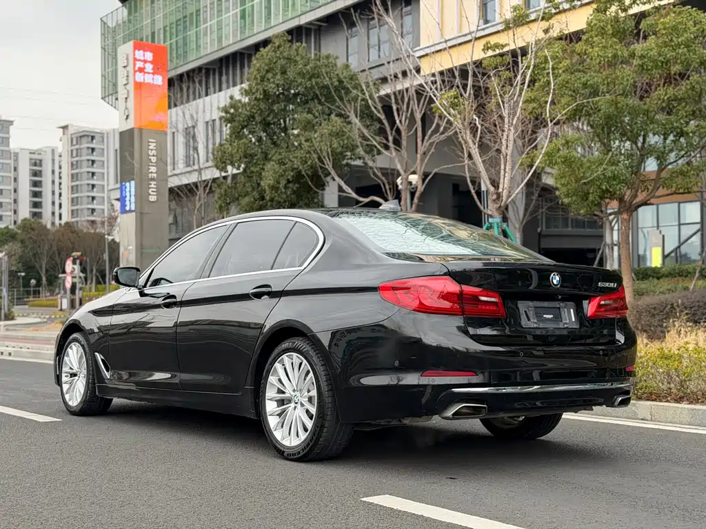 BMW 5 Series — миниатюра 13
