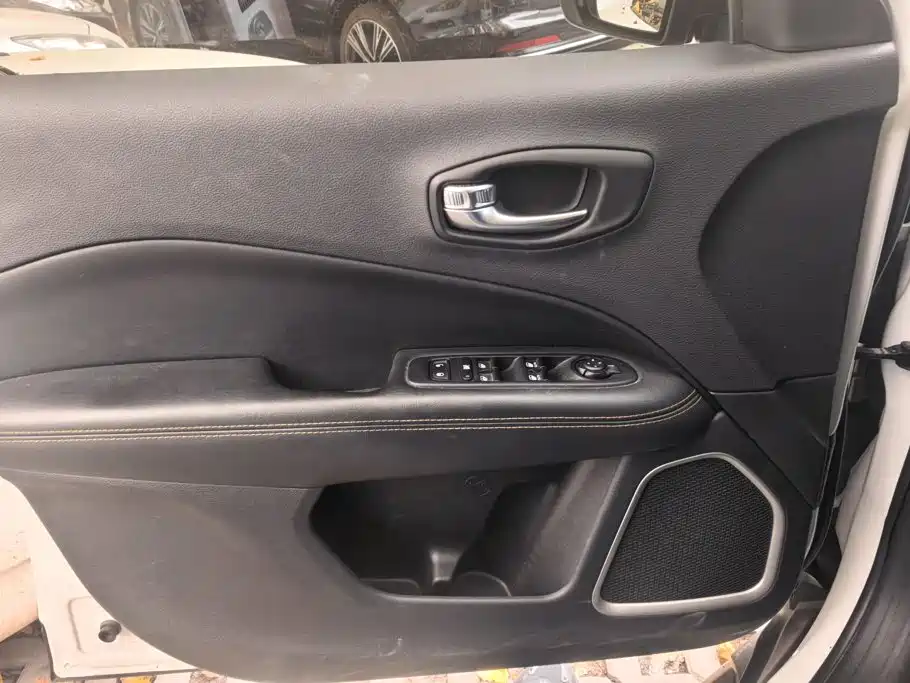 Jeep Compass — миниатюра 7